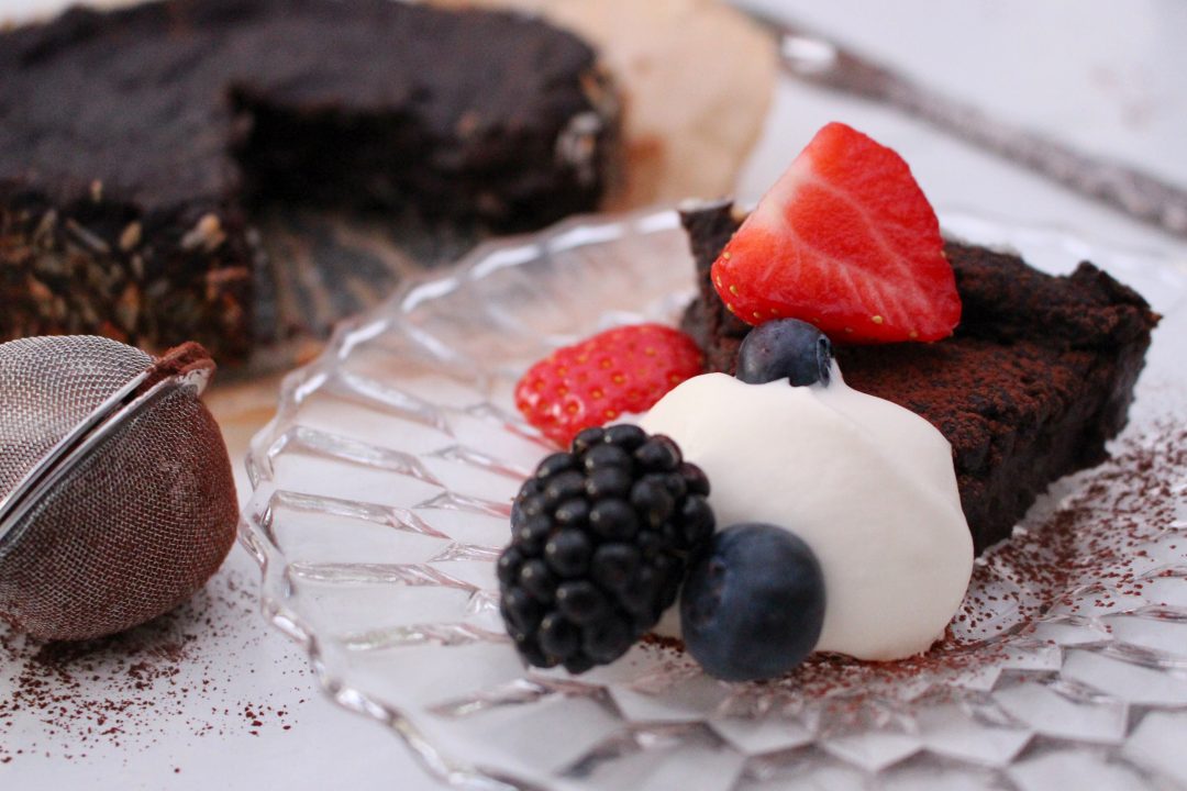 kladdkaka med svarta bönor och dadlar